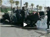 寻乌一皮卡车撞上护栏，车头严重变形，一人被困！